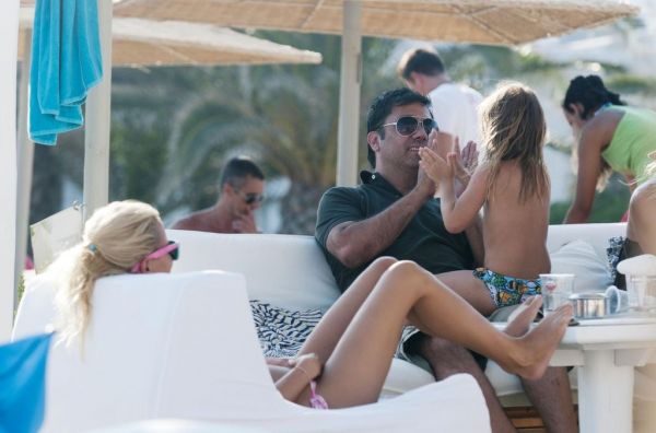 Δείτε τον Γιώργο Θεοφάνους να παίζει με τα παιδιά του στην παραλία