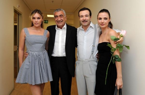 Λαμπερές παρουσίες στην πρεμιέρα του βράχου