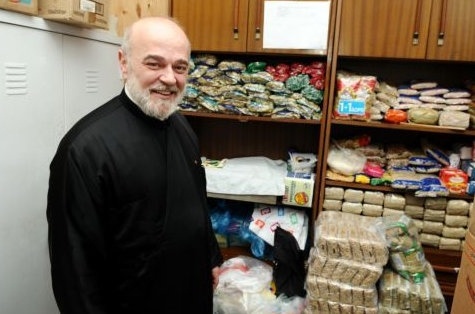 Πατήρ Θωμάς: Ο κληρικός που διασκεδάζει στα μπουζούκια  