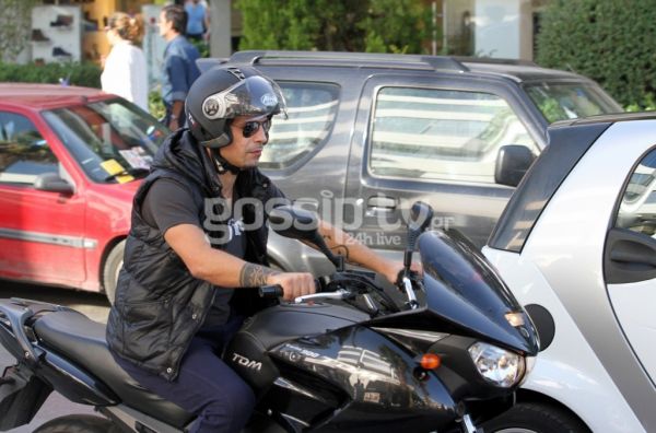 Δέσποινα Βανδή-Ντέμης Νικολαΐδης: Απολαμβάνοντας τον καφέ τους στην Γλυφάδα