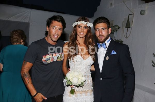 Ο γάμος στην Μύκονο, η άφιξη της νύφης με τζιπ και το καπελάκι του κουμπάρου