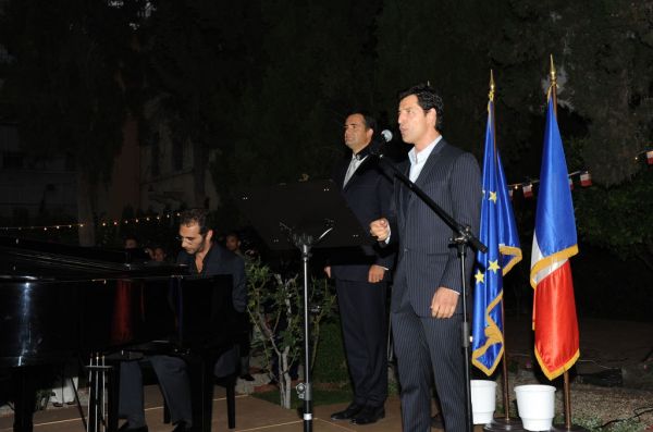 Video: Ο Σάκης Ρουβάς τραγουδά τον εθνικό ύμνο