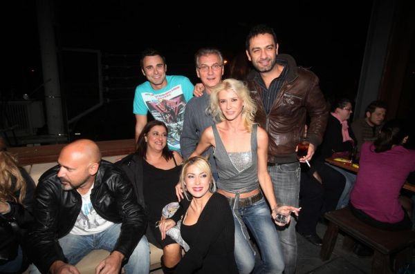 “Έκοψε την κορδέλα” στο νέο του μαγαζί ο Γιώργος Καπουτζίδης