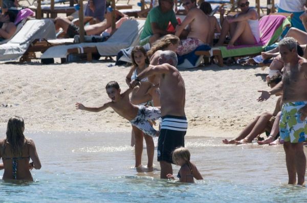 Αντώνης Νικοπολίδης: Παιχνίδια με τον γιο του στη θάλασσα