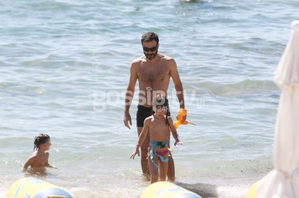 Θανάσης Ευθυμιάδης: Παιχνίδια με τις κόρες του στην θάλασσα