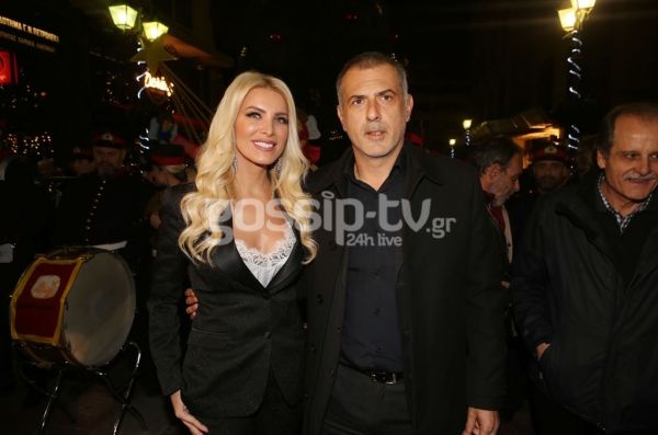 Κατερίνα Καινούργιου: Φωταγώγησε το χριστουγεννιάτικο δέντρο του Πειραιά 