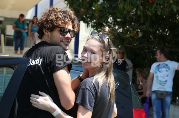 Εξιτήριο από το μαιευτήριο με τον γιο τους