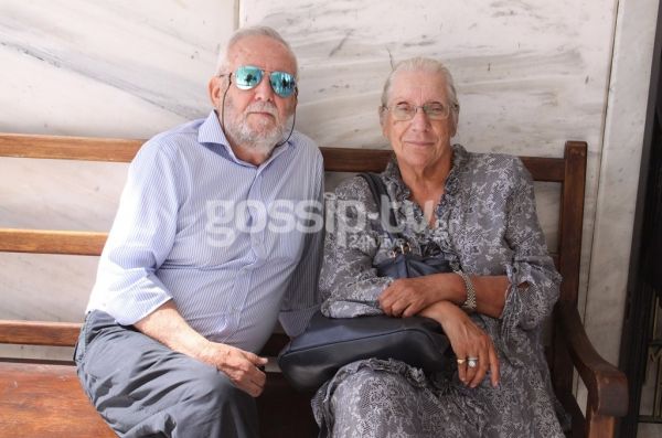 Συντετριμμένες οι κόρες της Ζωής Λάσκαρη στο μνημόσυνο της μητέρας τους