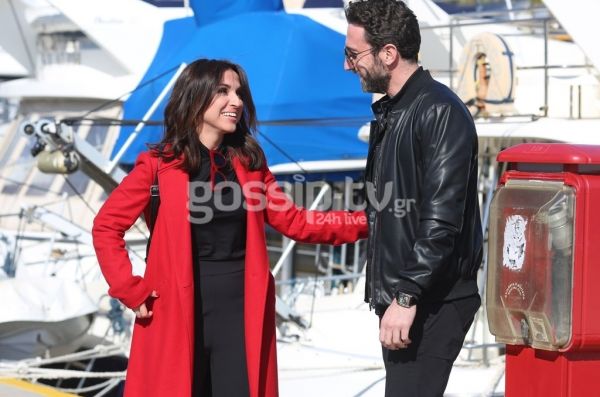 Ερωτευμένη η γνωστή τραγουδίστρια - Βόλτα με τον σύντροφό της στο Πασαλιμάνι