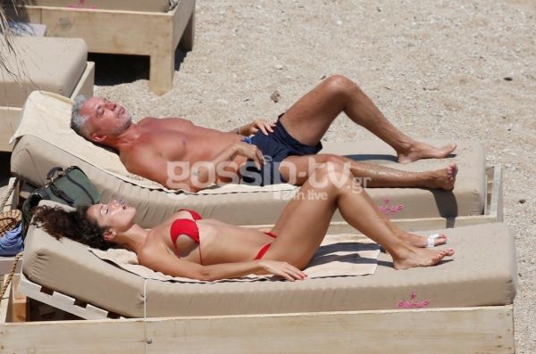 Ασυγκράτητο το ζευγάρι σε παραλία της Μυκόνου!