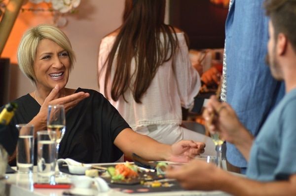 Η μαμά λείπει ταξίδι για δουλειές: Χίπισσα θεία φέρνει στο σπίτι το... rock and roll