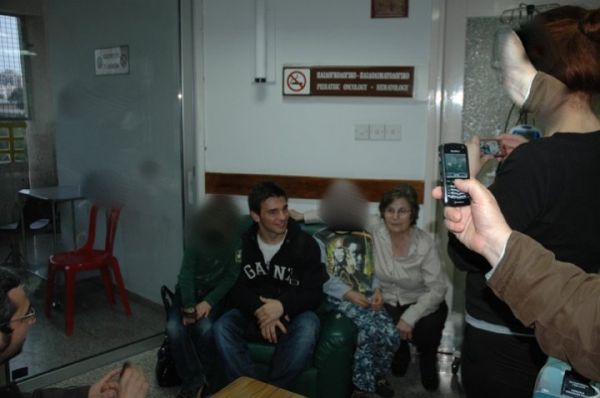 Ο Σωτήρης Νίνης πραγματοποιεί την ευχή δύο παιδιών