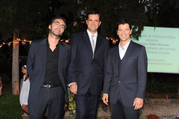 Video: Ο Σάκης Ρουβάς τραγουδά τον εθνικό ύμνο