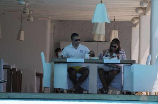 Άφησε τις... μπουχάρες και σάλπαρε για Μύκονο η Μοιραράκη