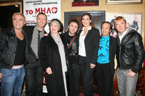 Λαμπερή πρεμιέρα στο θέατρο Αθηνά για «Το μήλο»