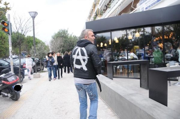 Ποιος μας βγάζει τη γλώσσα; 