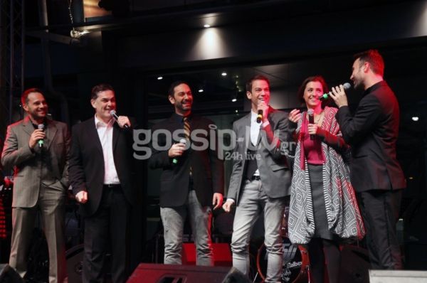 Η Ελένη Μενεγάκη ως Αγιοβασιλίτσα άναψε τα φώτα στο Χριστουγεννιάτικο δέντρο εμπορικού κέντρου