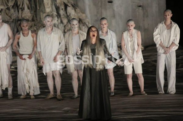 Στην Επίδαυρο για να δει την θεία της!