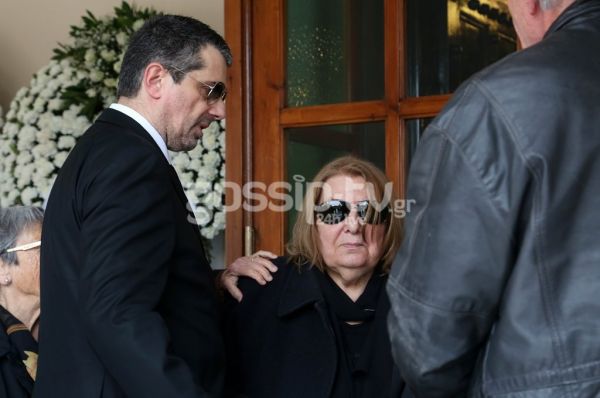 Μεγάλη συγκίνηση και θλίψη στο τελευταίο «αντίο» του Κώστα Κουτσομύτη