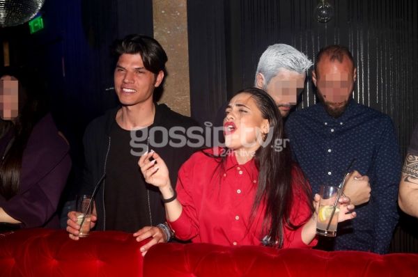 Η Κόνι Μεταξά σε τρελά κέφια σε βραδινή της έξοδο