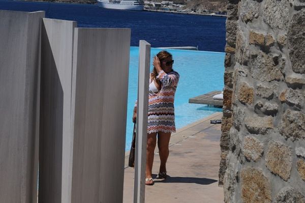 Άφησε τις... μπουχάρες και σάλπαρε για Μύκονο η Μοιραράκη