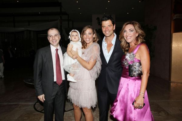 Το φωτογραφικό album της βάφτισης της κόρης του Καμπουράκη