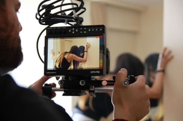 Μαρία Ιακώβου: Backstage από το νέο της video clip «Πάντα Κρατάει Λίγο»