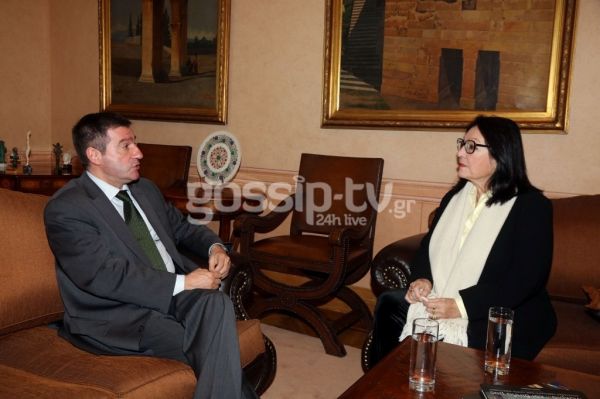 Νάνα Μούσχουρη: Στηρίζει τους ανθρώπους που έχουν ανάγκη