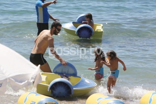 Θανάσης Ευθυμιάδης: Παιχνίδια με τις κόρες του στην θάλασσα