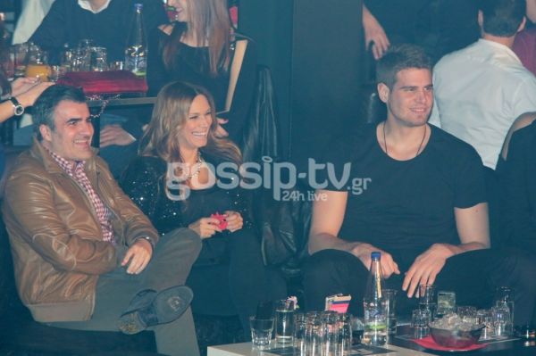 Κοκκίνου-Μπόγρης: Αγκαλιές και φιλιά στα μπουζούκια