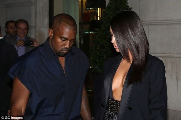 Λανσάρει νέα μόδα: Βγήκε έξω μόνο με ένα αντρικό σακάκι…