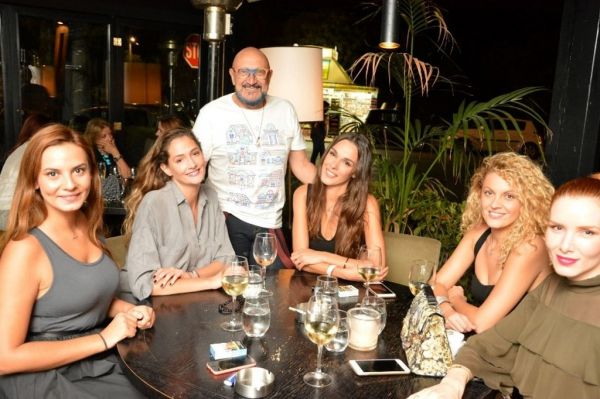 Μπέζος-Τρύπη: Διασκέδασαν στο Ψυχικό με φίλους και συναδέλφους