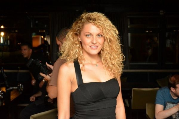 Μπέζος-Τρύπη: Διασκέδασαν στο Ψυχικό με φίλους και συναδέλφους