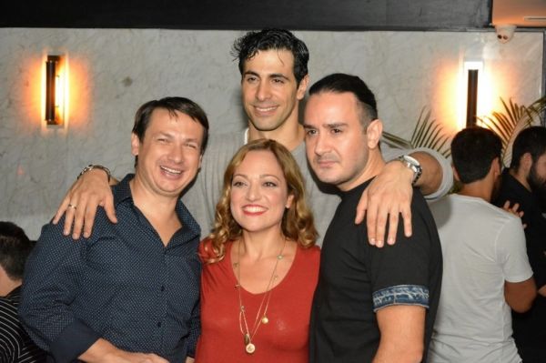 Μπέζος-Τρύπη: Διασκέδασαν στο Ψυχικό με φίλους και συναδέλφους