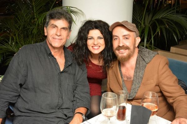 Μπέζος-Τρύπη: Διασκέδασαν στο Ψυχικό με φίλους και συναδέλφους