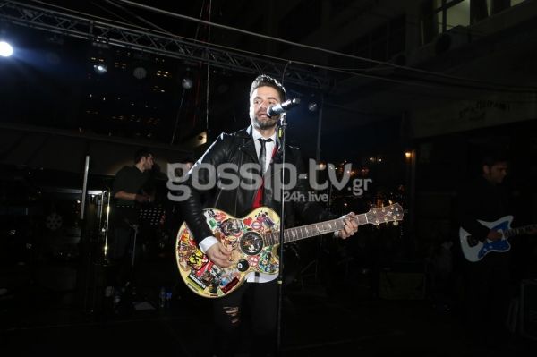 Κατερίνα Καινούργιου: Φωταγώγησε το χριστουγεννιάτικο δέντρο του Πειραιά 