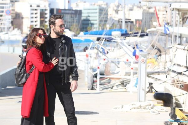 Ερωτευμένη η γνωστή τραγουδίστρια - Βόλτα με τον σύντροφό της στο Πασαλιμάνι