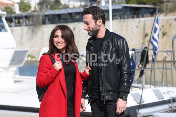 Ερωτευμένη η γνωστή τραγουδίστρια - Βόλτα με τον σύντροφό της στο Πασαλιμάνι