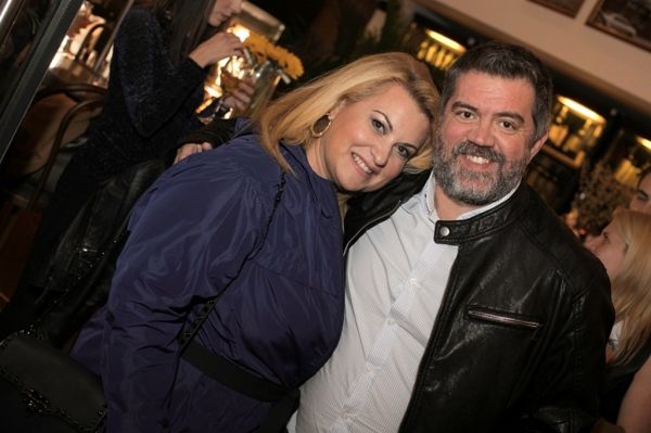 ILiOS: Η πιο κοσμοπολίτικη στοά της Αθήνας γέμισε ηλιοτρόπια  