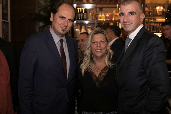 ILiOS: Η πιο κοσμοπολίτικη στοά της Αθήνας γέμισε ηλιοτρόπια  