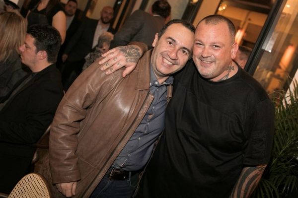 ILiOS: Η πιο κοσμοπολίτικη στοά της Αθήνας γέμισε ηλιοτρόπια  