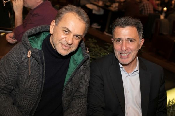 ILiOS: Η πιο κοσμοπολίτικη στοά της Αθήνας γέμισε ηλιοτρόπια  