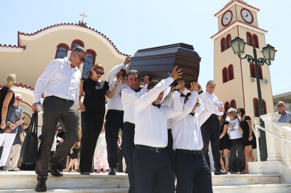 ΕΞΟΔΙΟΣ ΑΚΟΛΟΥΘΙΑ ΤΟΥ ΕΛΛΗΝΟΑΥΣΤΡΑΛΟΥ ΤΡΑΓΟΥΔΙΣΤΗ ΤΖΟΝ ΤΙΚΗ ΣΤΟΝ ΙΕΡΟ ΝΑΟ ΑΓΙΟΥ ΝΙΚΟΛΑΟΥ ΣΤΗ ΓΛΥΦΑΔΑ