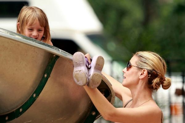 Στην παιδική χαρά με τα παιδιά της