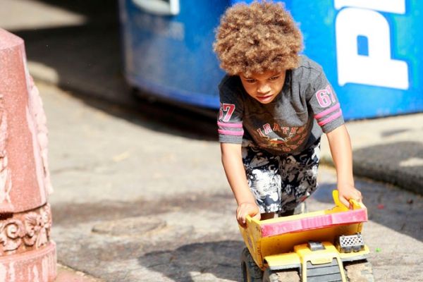 Στην παιδική χαρά με τα παιδιά της