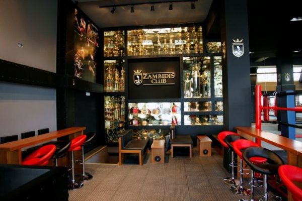 Στα «άδυτα» του γυμναστηρίου kick boxing του Μιχάλη Ζαμπίδη