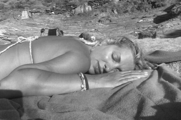 Η Ελένη Μενεγάκη ποζάρει με μαγιό πιο σέξι από ποτέ!