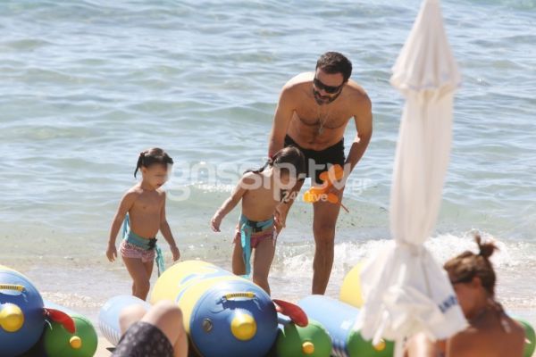 Θανάσης Ευθυμιάδης: Παιχνίδια με τις κόρες του στην θάλασσα
