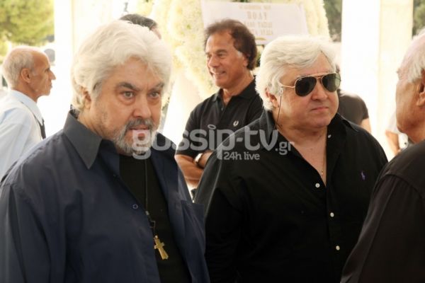 Τα συγκινητικά λόγια του γιου της Πόλυ Πάνου. Συντετριμμένος στην κηδεία της ο Βαγγέλης