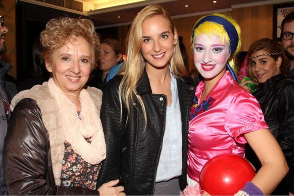 Σας θυμίζουν κάποια; Είναι η αδελφή και η μητέρα της...